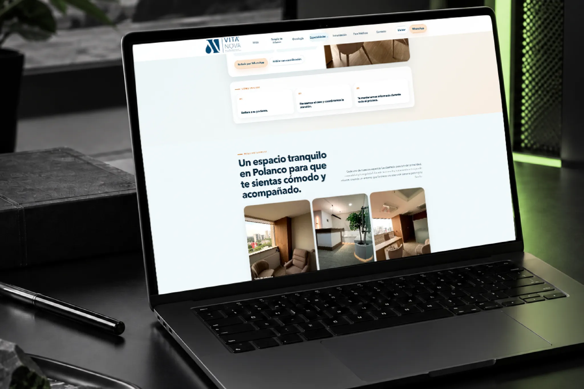 Diseño web de Vita Nova presentado en laptop